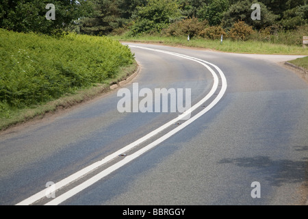 Sharp aveva lasciato piegare in strada con il doppio di linee bianche Foto Stock