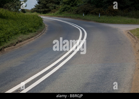 Sharp aveva lasciato piegare in strada con il doppio di linee bianche Foto Stock