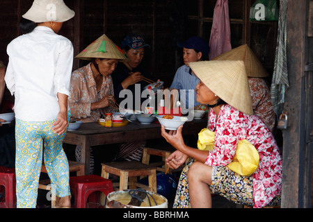 Donne vietnamita SAB Pranzo in 'Hoi An' MERCATO, Vietnam Foto Stock