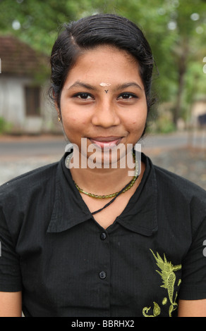 Teeager locale indossando un bindi sorridente da un povero villaggio di Alleppey Alappuzha backwaters Kerala Foto Stock