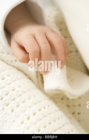 Neonata di 3 settimane di età baby mano sulla coperta Foto Stock