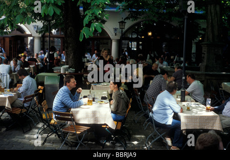 Giardino della birra Hofbraeuhaus Monaco di Baviera Baviera Germania Maggio 2009 Foto Stock