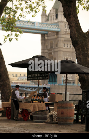 Oyster venditori presso il Tower Bridge di Londra Foto Stock
