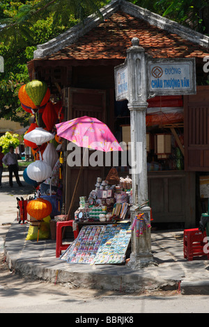 "Hoi An' street bancarella vendendo tourist regali e souvenir, Vietnam Foto Stock