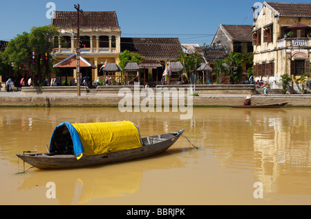 Piccole casette di legno [barca da pesca] galleggiante su 'Thu Bon' Fiume, 'Hoi An' 'Old Town', Vietnam Foto Stock