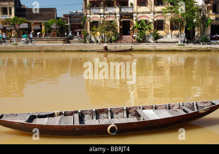 Piccole casette di legno [barca da pesca] galleggiante su [marrone sporco acqua] di 'Thu Bon' Fiume, 'Hoi An', Vietnam Foto Stock