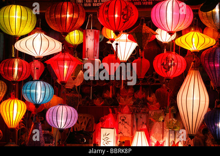 "Hoi An' negozio di vendita di stallo colorate lanterne orientali di notte, Vietnam Foto Stock