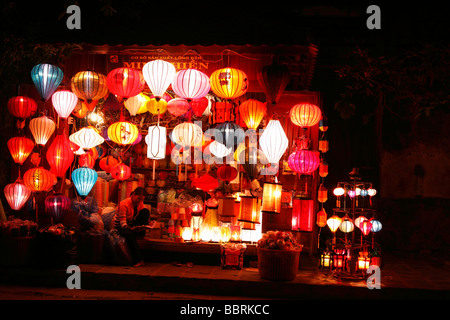 "Hoi An' stallo lanterna [illuminato] durante la notte, Vietnam Foto Stock