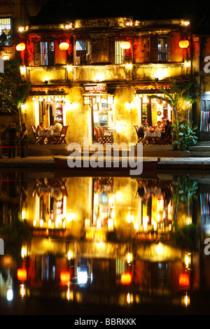 "Hoi An' ristorante coloniale edificio di notte, i riflessi di luce in acqua di 'Thu Bon' Fiume, Vietnam Foto Stock