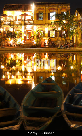 "Hoi An' scena notturna, Vietnam, edificio coloniale luci riflesse in acqua di 'Thu Bon' Fiume Foto Stock