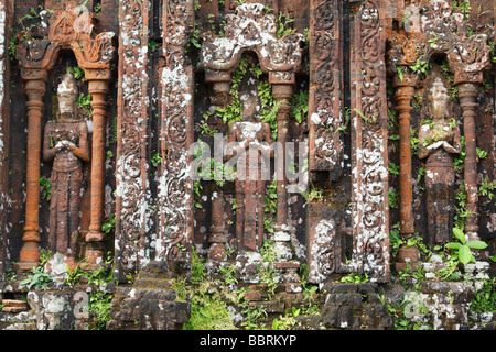 'My figlio' tempio statue scolpite sulla parete di pietra arenaria di antiche rovine Cham, Vietnam Foto Stock