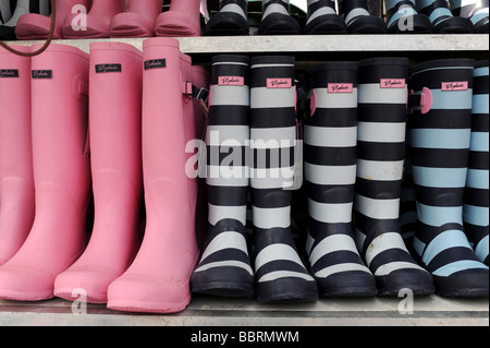 Multicolore di stivali da pioggia sul display alla pressione di stallo Foto Stock