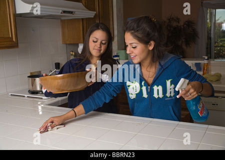 Due giovani donne provenienti da El Salvador. Sorelle ispanica la cottura in cucina Signor Foto Stock