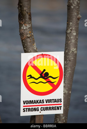 Un cartello multilingue che avverte / nega di nuotare nel fiume a causa della forte corrente. Errore di ortografia nel testo in inglese. , Finlandia Foto Stock