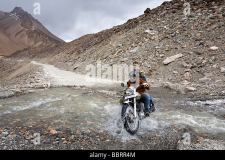 Attraversamento di un flusso. Manali-Leh road. Ladakh. India Foto Stock