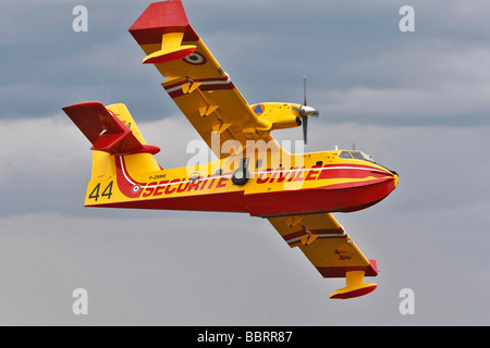 CANADAIR CL 415 PELICAN su una localizzazione di volo prima di far cadere ritardante, dalla sua attesa, BOUCHES-DU-RHONE (13) Foto Stock