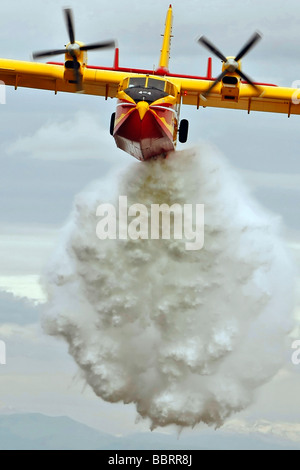 CANADAIR CL 415 PELICAN far cadere l'acqua nella stiva, FOURNES, Gard (30), Francia Foto Stock