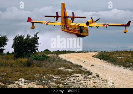 CANADAIR CL 415 PELICAN far cadere l'acqua nella stiva, FOURNES, Gard (30), Francia Foto Stock