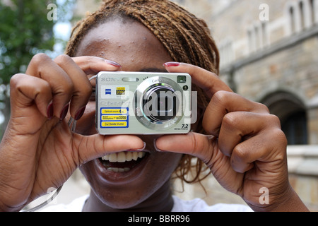 Una donna prende una foto digitale con una fotocamera digitale compatta Foto Stock