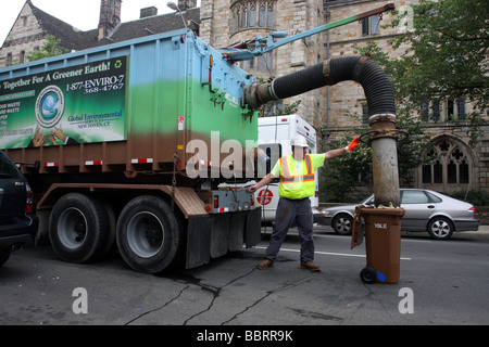 Un riciclaggio carrello utilizzando un recentemente sviluppato vuoto aspira recyclables in New Haven Connecticut all Università di Yale Foto Stock