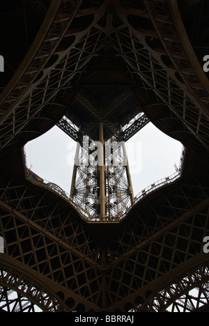 Parigi Champ-de-Mars Torre Eiffel Grande Dame parte vista interna Foto Stock