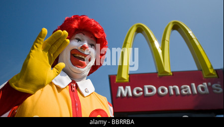 Ronald McDonald onde per i bambini al di fuori di un aperto recentemente McDonald's franchising in West Haven CT, Stati Uniti d'America Foto Stock