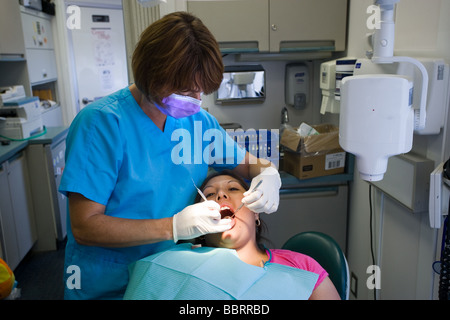 Un dentista esamina una pazienti denti in un libero mobile laboratorio odontotecnico nel Connecticut USA Foto Stock