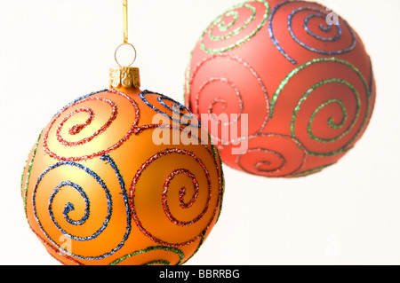Decorazione per albero di natale Pallina con backgro bianco Foto Stock