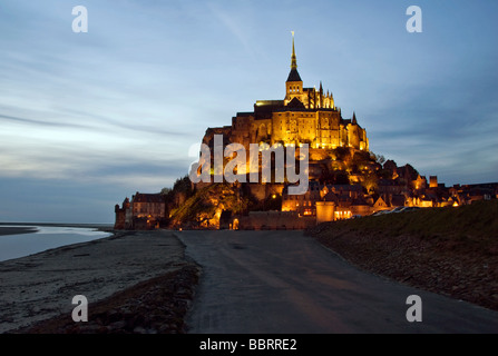 Francia Normandia Couesnon Avranches Mont-Saint-Michel St Michael's Mount peninsula tramonto illuminano la luce Monaco chiesa Foto Stock