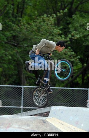 Una gioventù salti su una bici BMX in New Haven CT STATI UNITI D'AMERICA Foto Stock