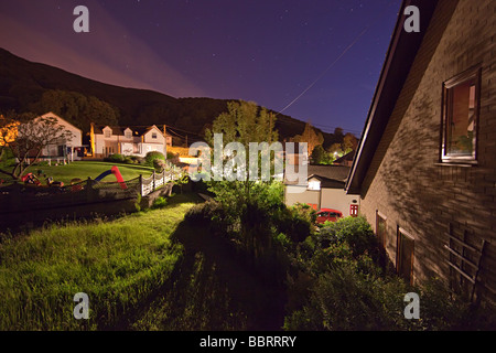 Casa e giardino edifici nel villaggio di notte con la luce di lampade stradali Llanfoist Wales UK Foto Stock