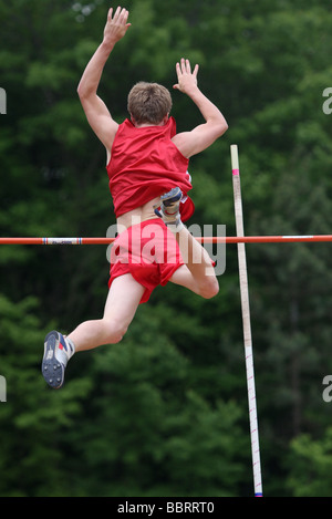 Un polo vaulter cancella la barra Foto Stock