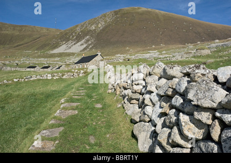 Muro di pietra guardando verso il basso sulla strada principale verso il villaggio sulla St Kilda, Scozia Foto Stock