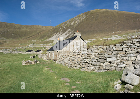 Muro di pietra guardando verso il basso sulla strada principale verso il villaggio sulla St Kilda, Scozia Foto Stock