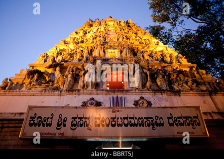 Un tempio indù di notte Bangalore Bengaluru lo stato di Karnataka India Foto Stock