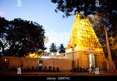 Un tempio indù di notte Bangalore Bengaluru lo stato di Karnataka India Foto Stock