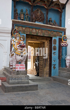 Kathmandu, Nepal. Leone di pietra cavalcato da Shiva Le protezioni sul lato destro dell'entrata di Hanuman Dhoka, ex Palazzo Reale il quadrato di Durbar. Foto Stock