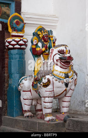 Kathmandu, Nepal. Leone di pietra cavalcato da Shiva Le protezioni sul lato destro dell'entrata di Hanuman Dhoka, ex Palazzo Reale il quadrato di Durbar. Foto Stock