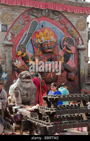 Kathmandu, Nepal. Kala (nero) Bhairab, Shiva nel suo più temibile aspetto. Durbar Square. Foto Stock