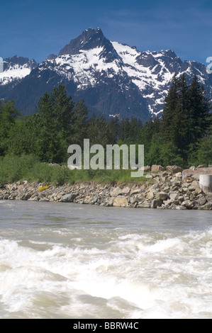 White Horse Mountain e infuria la white water River North Cascades Stato di Washington Foto Stock