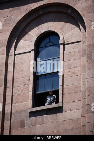 L'uomo guarda fuori finestra di Arlington Street Chiesa, Boston Foto Stock