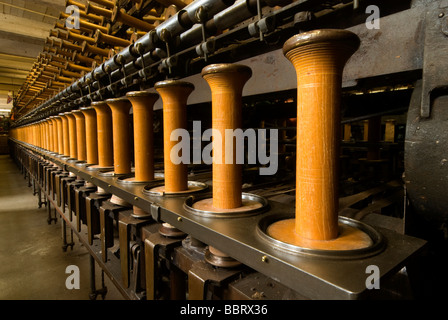 Una fila di bobine su un telaio nel Masson Mills Working Textile Museum di Sir Richard Arkwright a Matlock Bath Derbyshire Inghilterra UK Foto Stock