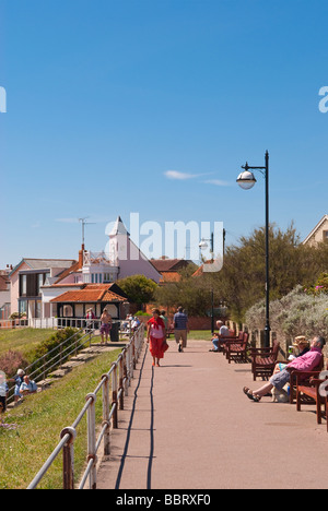 Una vista lungo la passeggiata sul lungomare di Southwold Suffolk Regno Unito con le persone che si godono la posizione pittoresca in estate Foto Stock