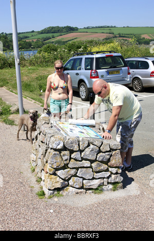 Due persone che leggono il fact sheet in corrispondenza del sito di Sherman serbatoio a Slapton sands Devon Foto Stock