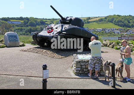 Sherman serbatoio a Slapton Sands Devon dragati fuori dall'acqua e utilizzato come un ww2 memorial Foto Stock