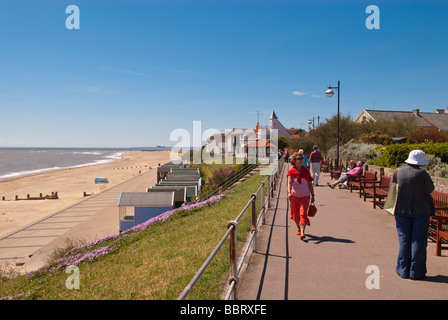 Una vista lungo la passeggiata sul lungomare di Southwold Suffolk Regno Unito con le persone che si godono la posizione pittoresca in estate Foto Stock