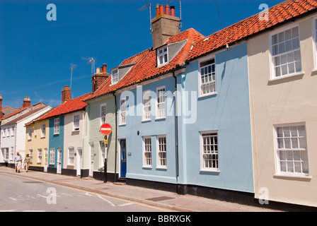 Una vista di una fila di pretty terrazzati case colorate nella cittadina balneare di Southwold Suffolk REGNO UNITO Foto Stock