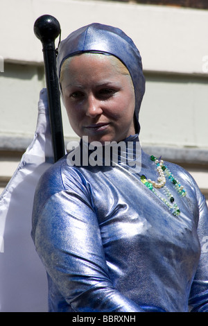 Funambolo artista femminile del teatro di strada la legge del circus Medway fusibile Festival Rochester high street Kent England Regno Unito Europa Foto Stock