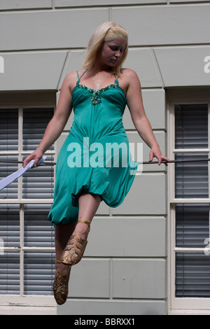 Funambolo artista femminile del teatro di strada la legge del circus Medway fusibile Festival Rochester high street Kent England Regno Unito Europa Foto Stock