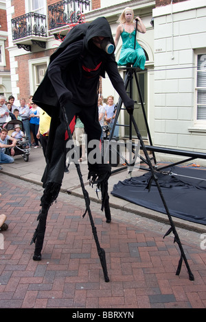 Funambolo artista femminile del teatro di strada la legge del circus Medway fusibile Festival Rochester high street Kent England Regno Unito Europa Foto Stock